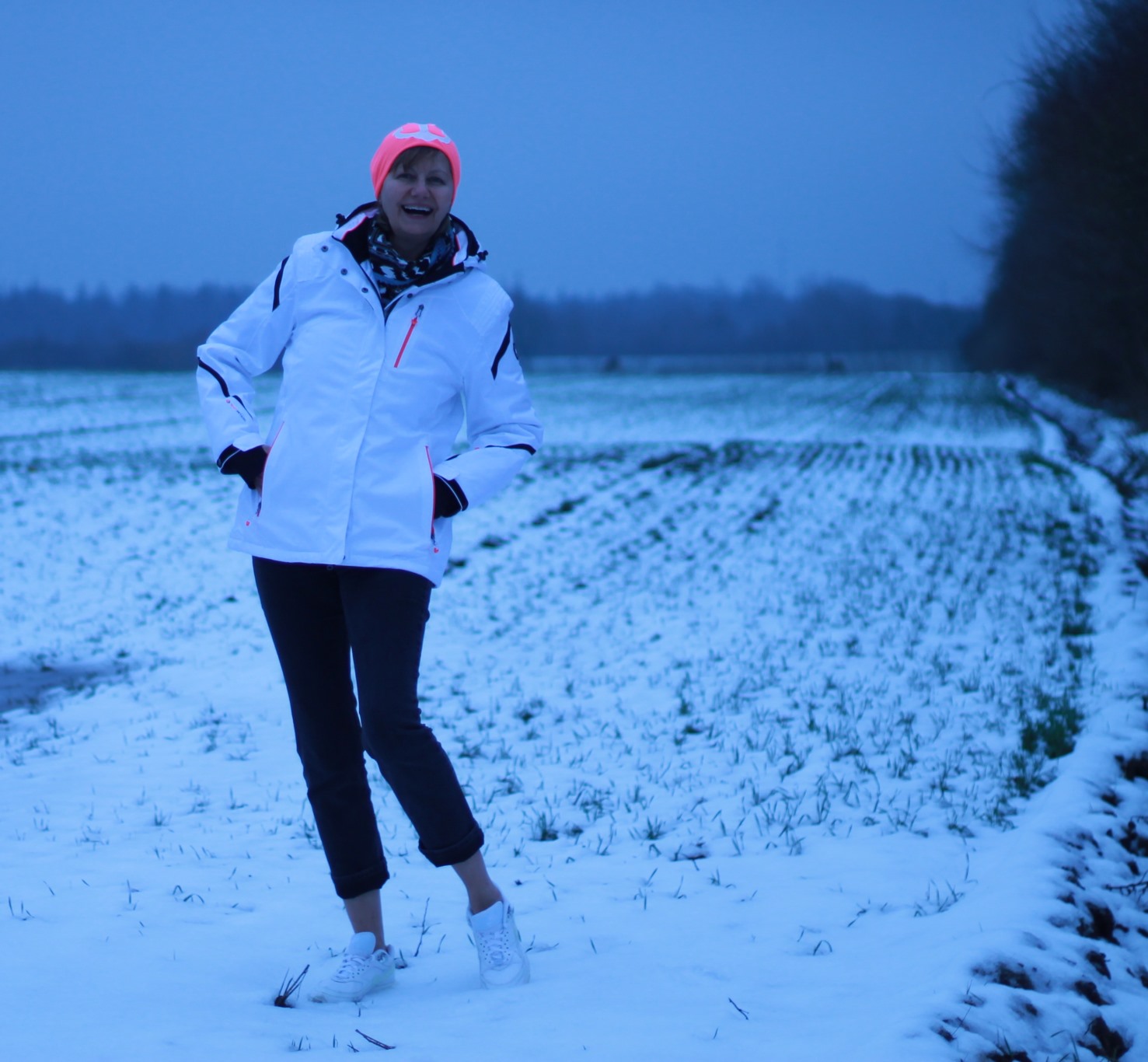 Feld Schnee weisse Jacke Muetze pink mit anker