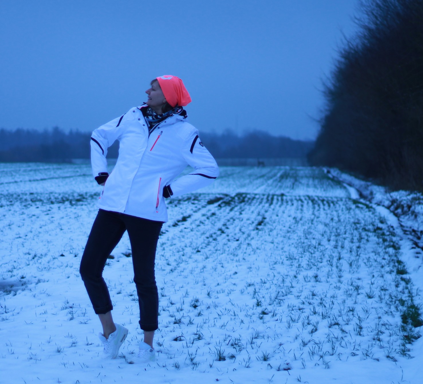 Feld Schnee weisse Jacke Muetze pink mit anker