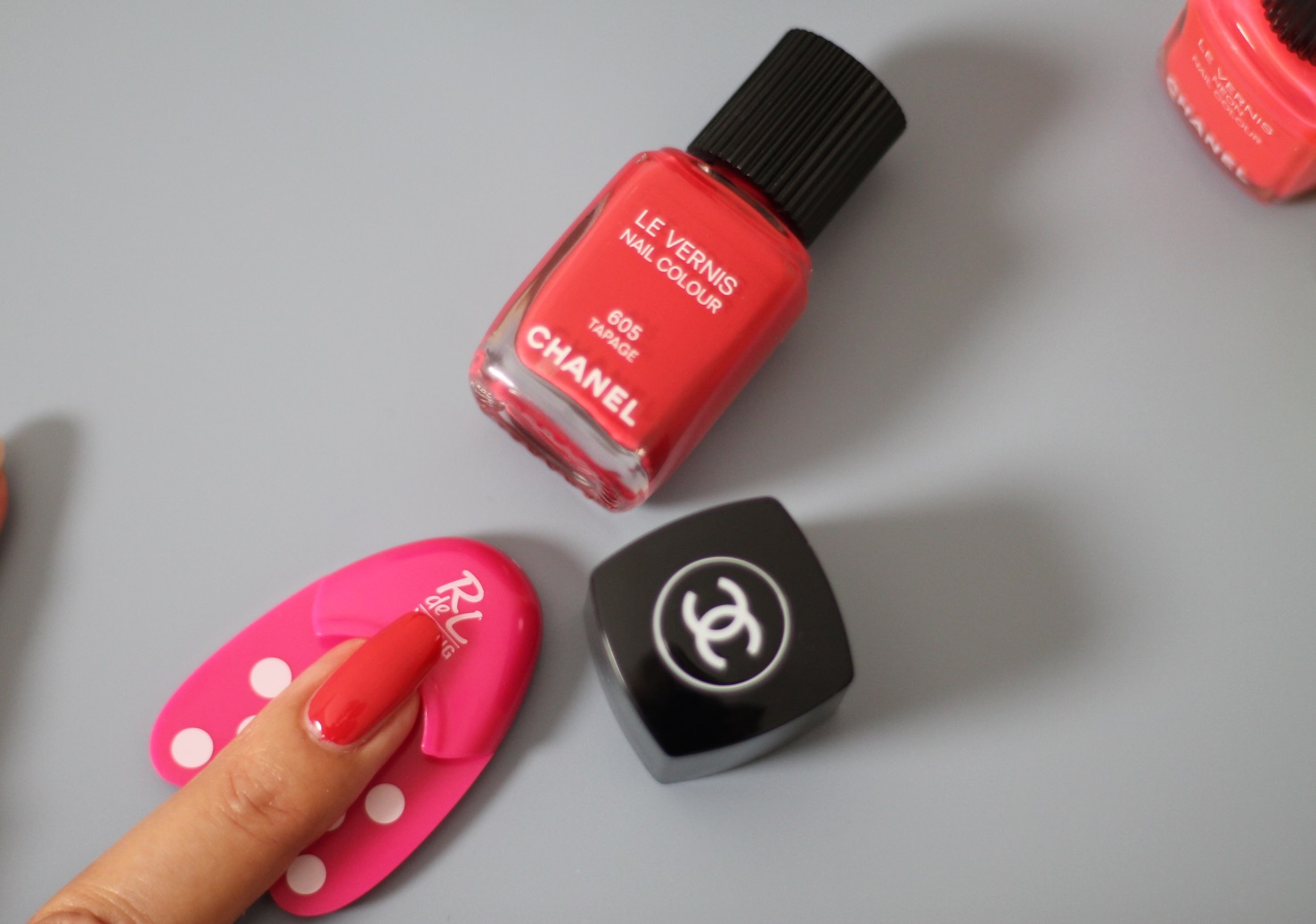 rot lackierte fingernägel chanel nagellack 605 tapage