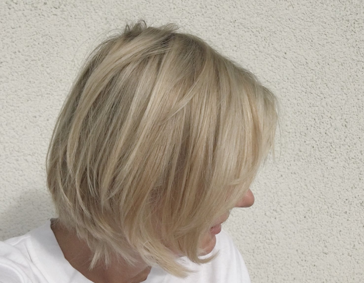 blonde straehnchen pflegen mit hyaluron shampoo