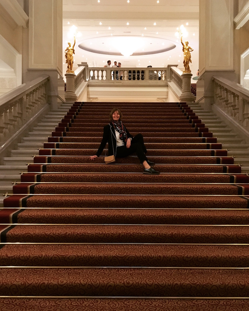 Frau auf Treppe mit rotem Teppich