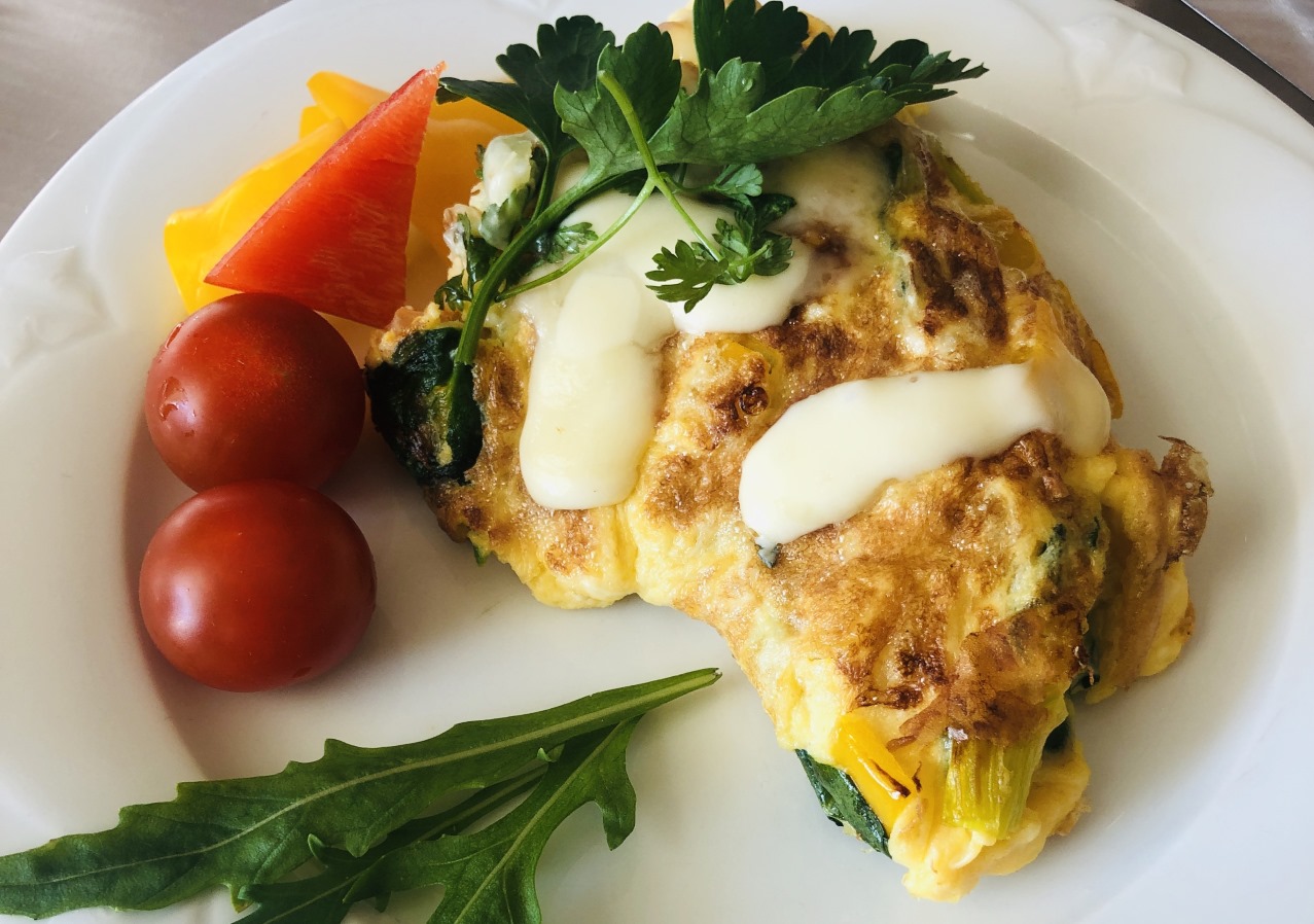 fruehstueck omlette mit kaese und dekoration