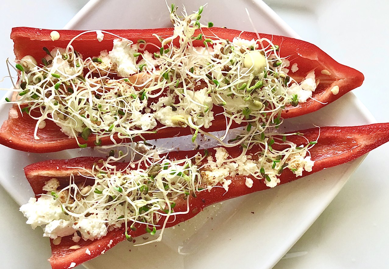 paprikaschoten mit frischkaese und sprossen