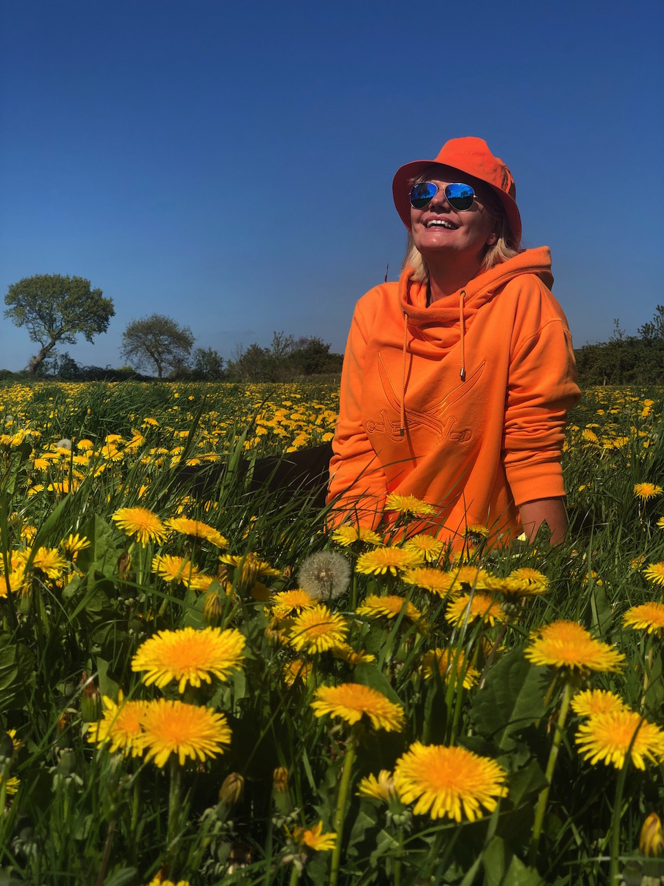 Frühlingsoutfit on orange auf gelber Blumenwiese