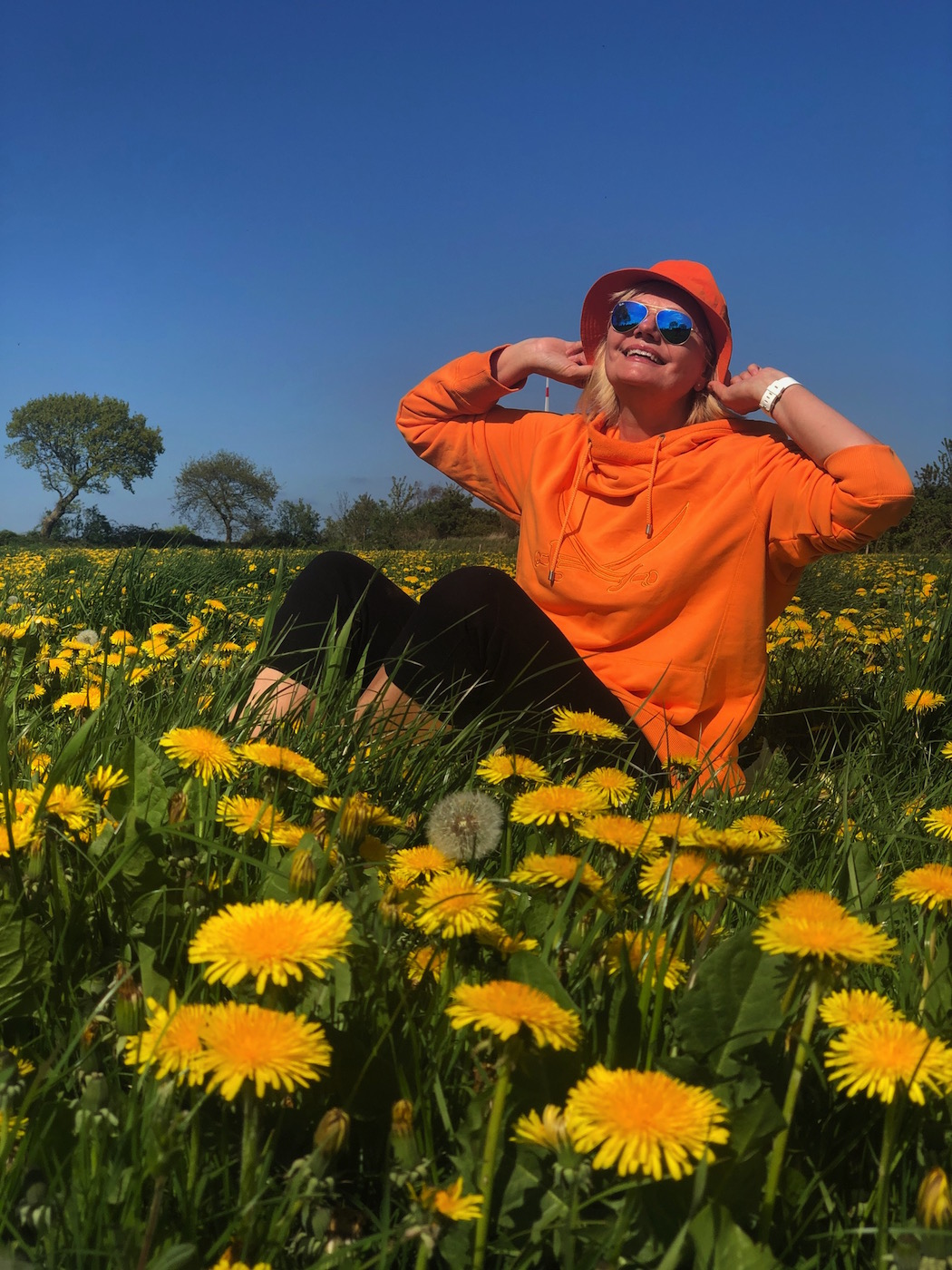 fruehlingsoutfit auf loewenzahnwiese