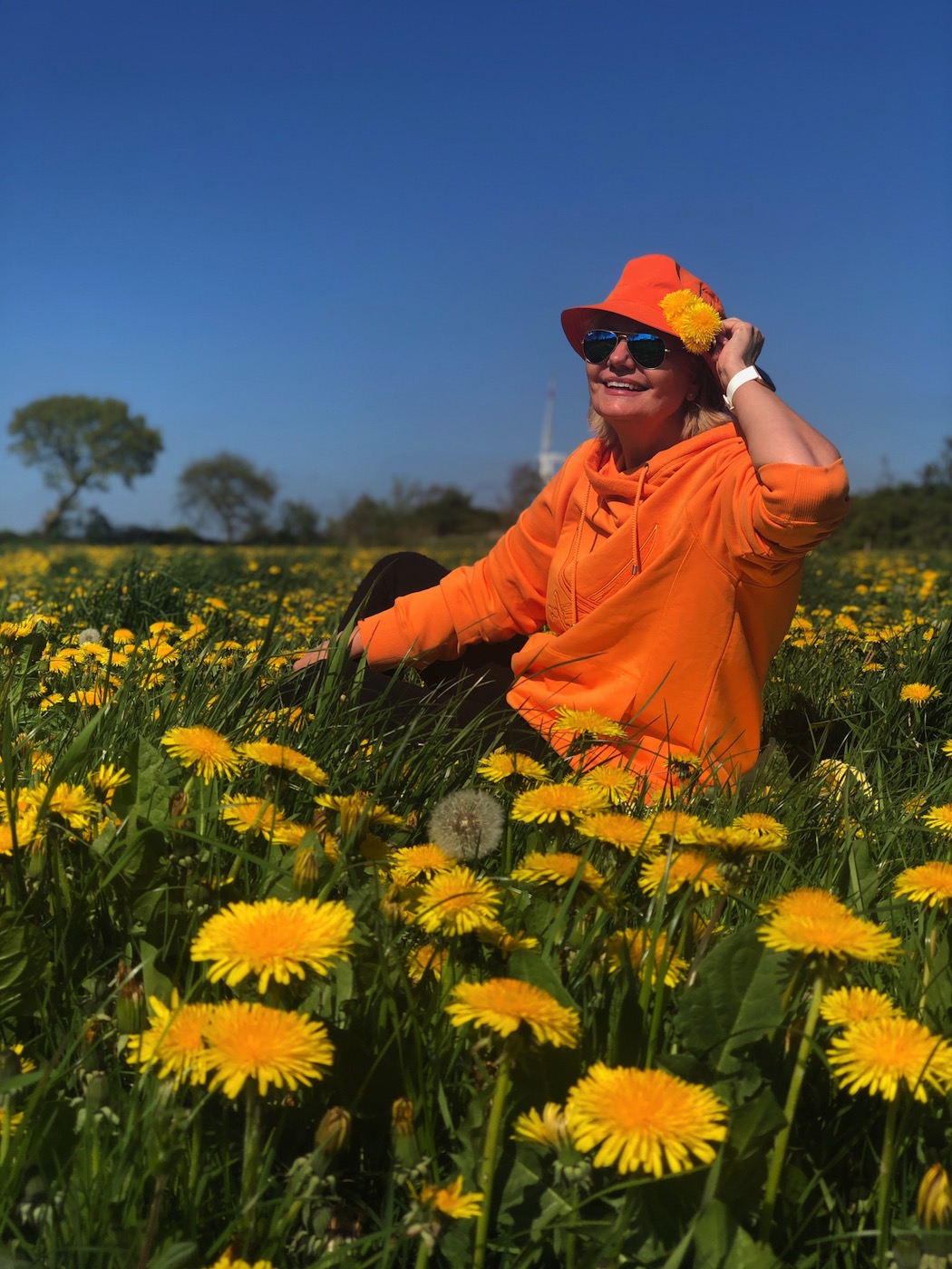 Frühlingsoutfit auf Butterblumenwiese