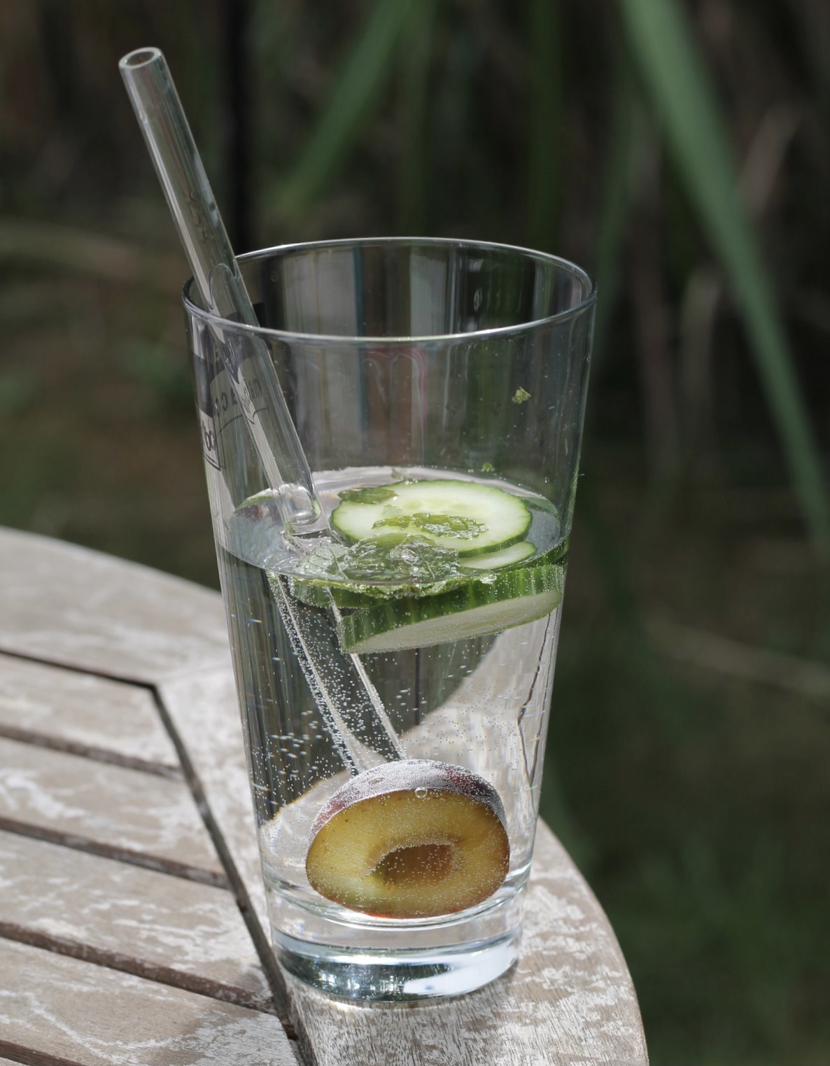 Glas mit Erfrischungsgetränk und Glastrinkhalm