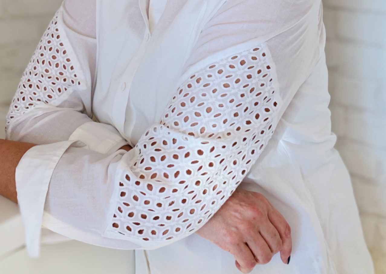 weisse Bluse mit Spitzeneinsatz am ärmel
