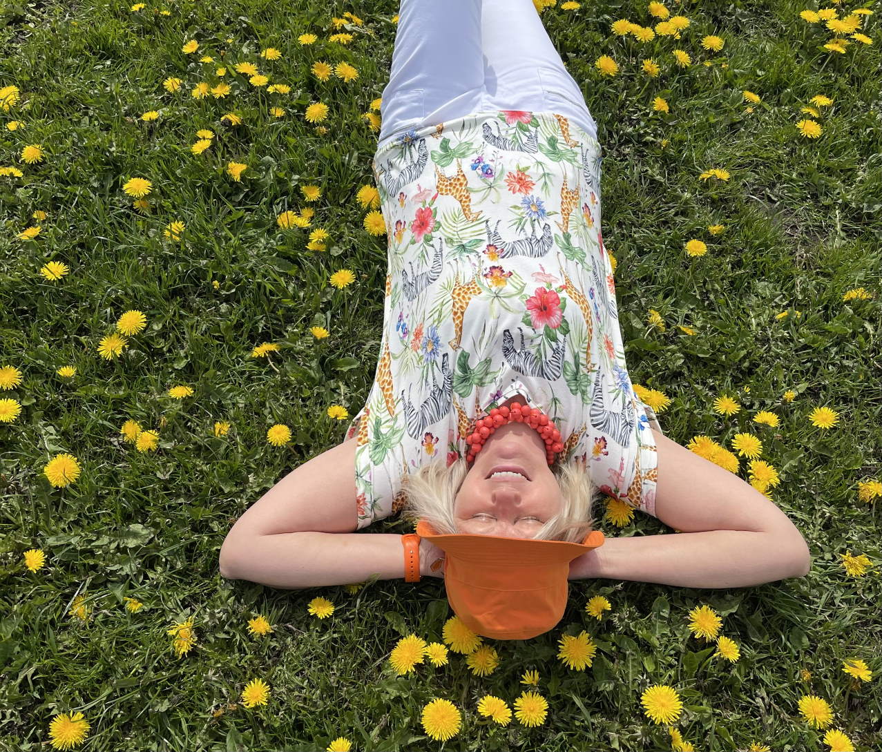 reklame klingel sommer looks auf löwenzahnwiese