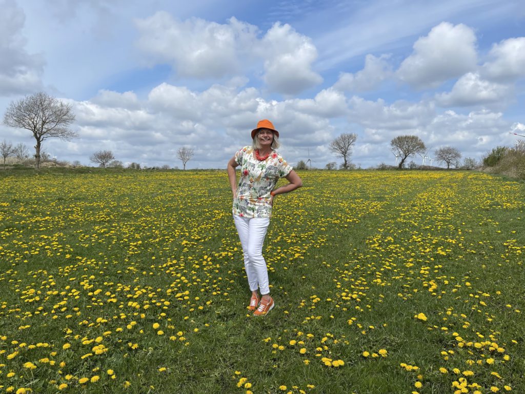 reklame klingel sommer looks auf löwenzahnwiese