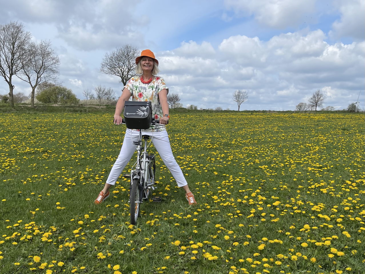 reklame klingel sommer looks auf löwenzahnwiese