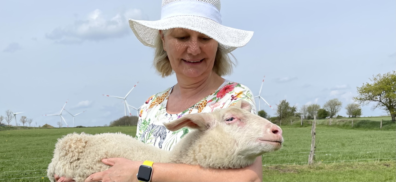 reklame klingel sommer looks auf löwenzahnwiese