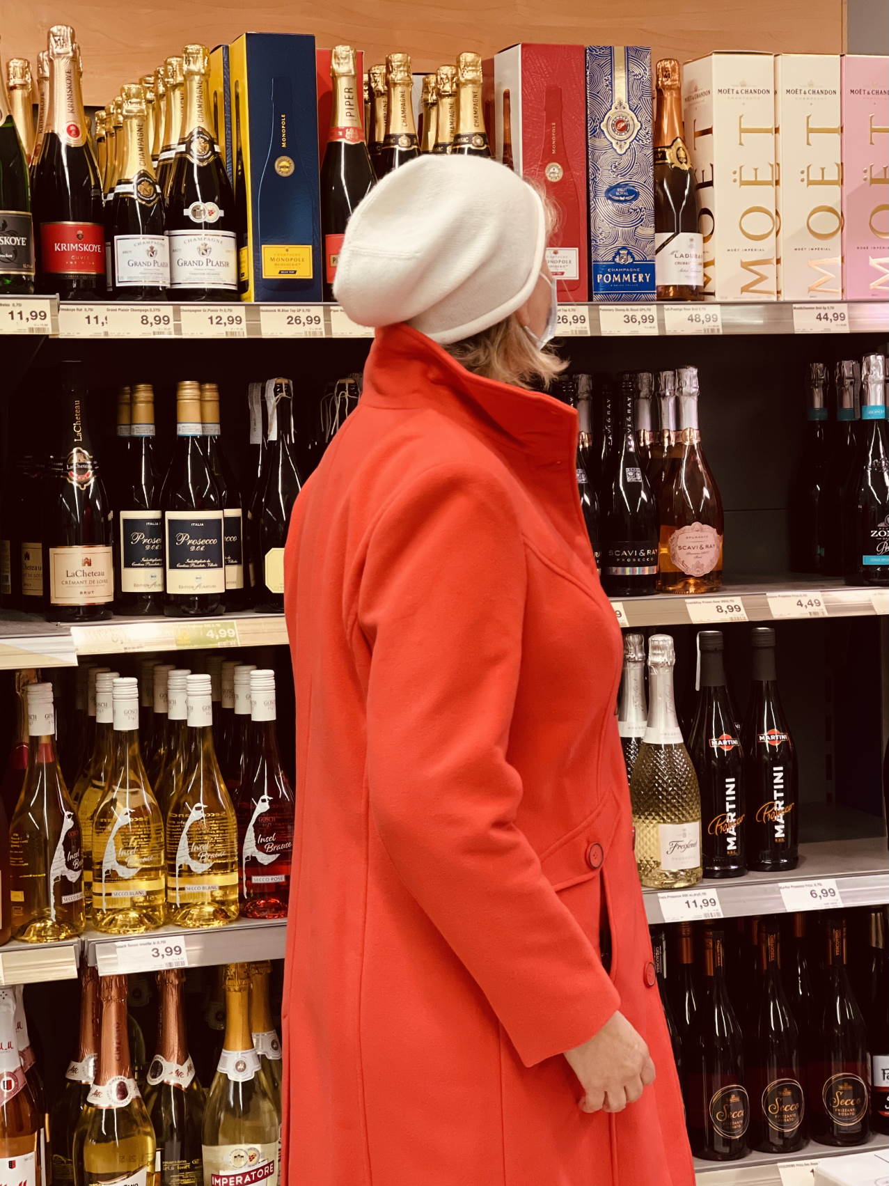champagnerregal im supermarkt