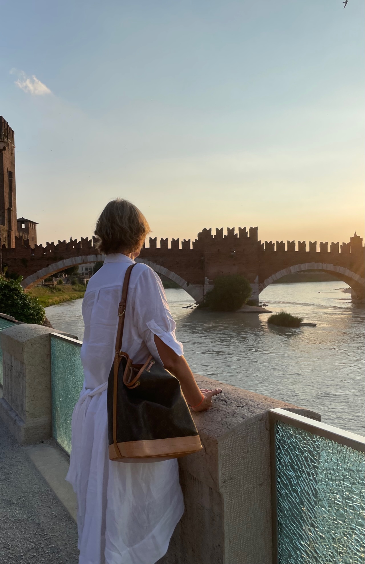 Verona etsch adige weisses Leinenkleid